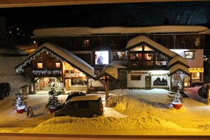 A snow-covered building with a restaurant and a ski shop. - Superb apartment on the slopes in La Toussuire - Les Sybelles. (Fontcouverte-La-Toussuire)