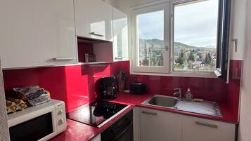 Een koelkast, een magnetron, een oven, een kookplaat