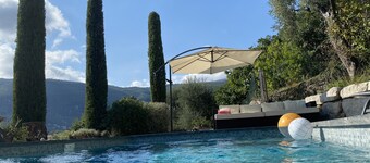 Architect-designed house with a private swimming pool and a panoramic view 4*.