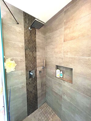 Douche, sĂšche-cheveux, bidet