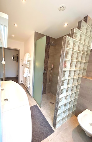 Dusche, Haartrockner, Bidet
