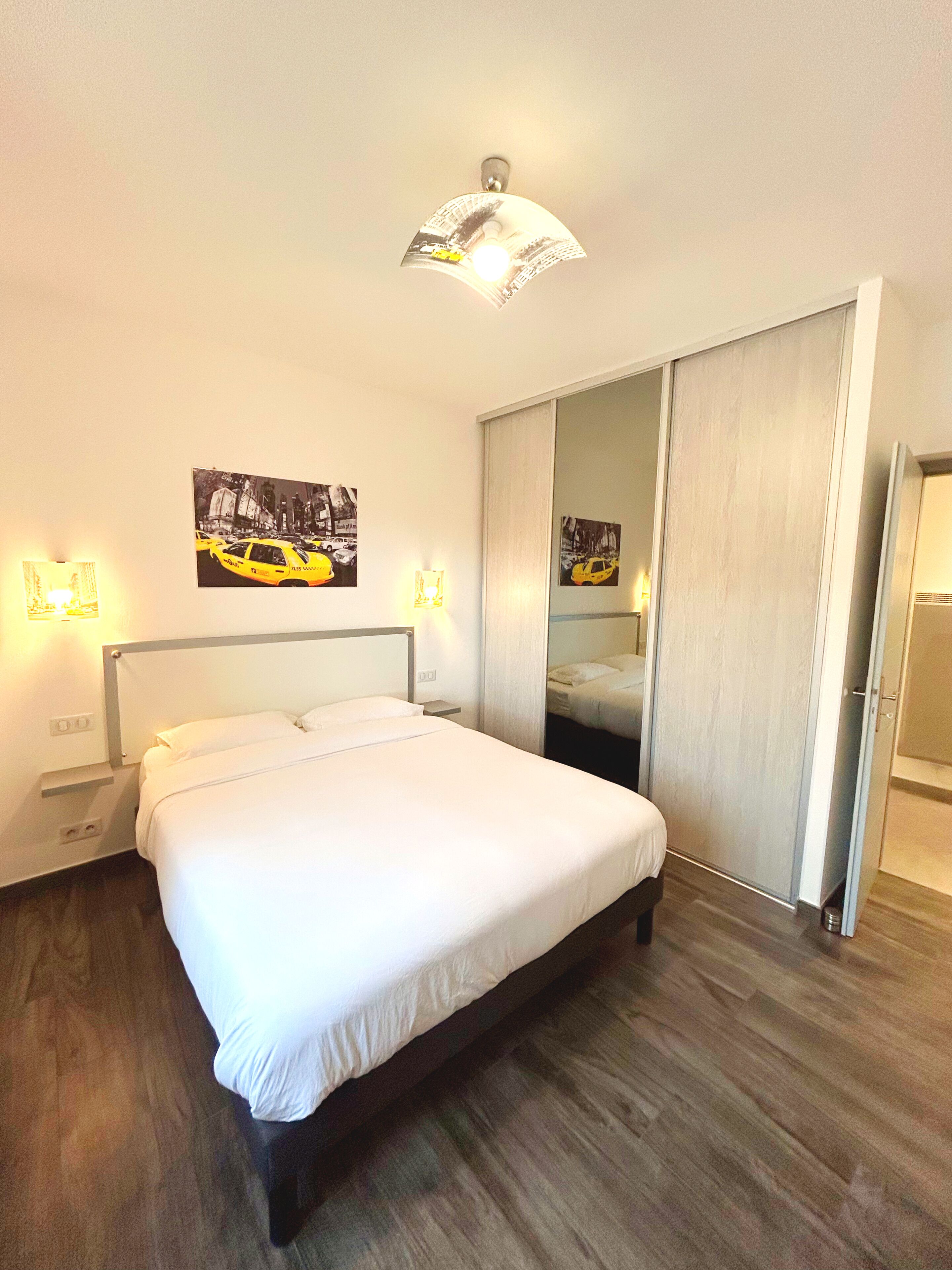 3 chambres, bureau, fer et planche à repasser, lit parapluie