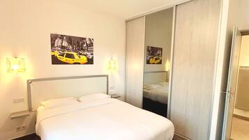 3 slaapkamers, een bureau, een strijkplank/strijkijzer, reisbedje