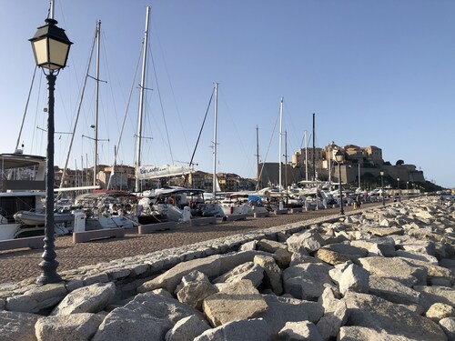 CALVI apt neuf WIFI 3chambres, 6 personnes, climatisé, 10mm plage