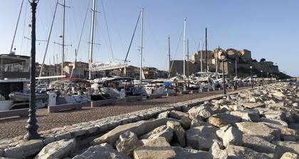 CALVI apt neuf WIFI 3chambres, 6 personnes, climatisé, 10mm plage