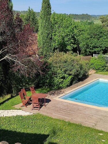 Close to Nimes, the calm of a village in a beautiful villa with swimming pool.