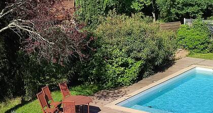 Close to Nimes, the calm of a village in a beautiful villa with swimming pool.