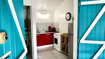 Een koelkast, een microgolfoven, een oven, een kookplaat