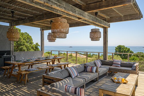 Pinarello, beautiful sea view, beach access and heated pool, near Porto Vecchio