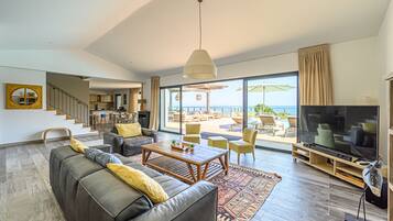 Télévision, table de tennis de table, livres