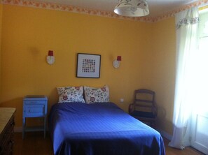 4 bedrooms, iron/ironing board, travel crib, free WiFi