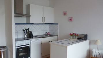 Een koelkast, een microgolfoven, een oven, een kookplaat