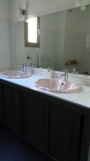 Baignoire, sèche-cheveux, serviettes fournies, savon
