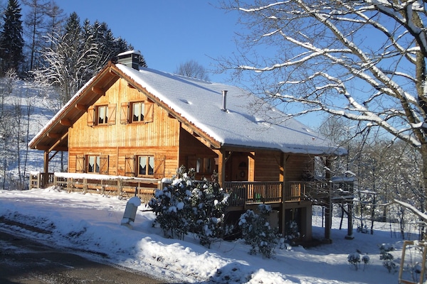 Accordé à la nature, le chalet se repose ...