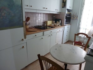Refrigerador, microondas, horno, placa de cocina
