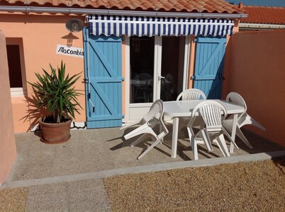 Lovely renovated house ideally located close to shops and beach.