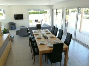 Dining - Modern villa in Les Sables d'Or with heated pool (Plurien)