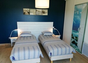 5 bedrooms, iron/ironing board, travel cot, free WiFi - Modern villa in Les Sables d'Or with heated pool (Plurien)