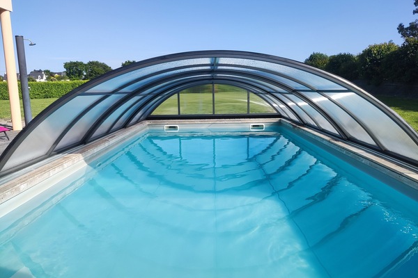 Alberca techada y alberca al aire libre