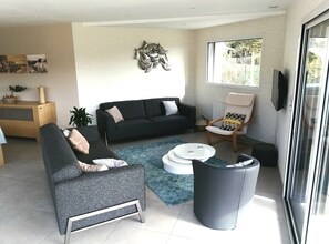 TV, DVD player, ping pong, stereo - Modern villa in Les Sables d'Or with heated pool (Plurien)