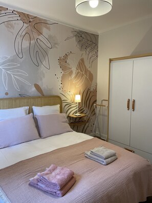 4 soverom, skrivebord, strykejern/-brett og reiseseng for barn