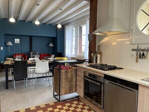 Kjøleskap, mikrobølgeovn, ovn og kokeplater