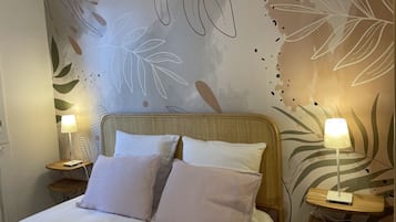 4 slaapkamers, een bureau, een strijkplank/strijkijzer, reisbedje