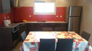 Kjøleskap, mikrobølgeovn, ovn og kokeplater