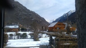 A mountain village with wooden houses, a stone bridge, and snow-covered ground. - COSY HOUSE MOUNTAIN VIEW, ON ORLU GARDEN 5mn AX LES THERMES IDEALE FAMILLE (Orlu)