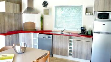 Fridge, microwave, stovetop, dishwasher