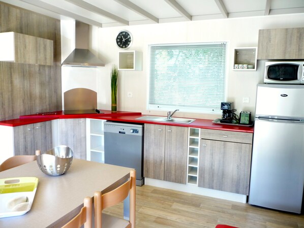 Réfrigérateur, four à micro-ondes, surface de cuisson, lave-vaisselle
