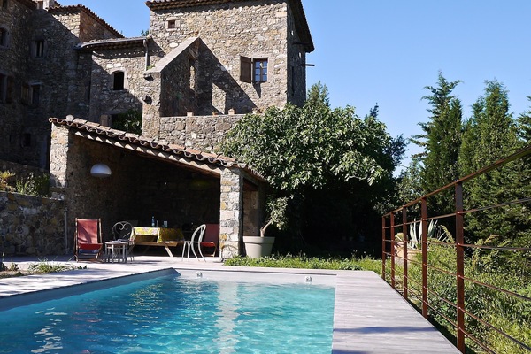 Aussicht auf Haus und Schwimmbad