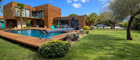 Una piscina al aire libre, una piscina climatizada