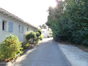 المنطقة المحيطة بالمنشأة