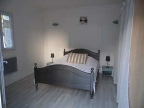 2 bedrooms, iron/ironing board, travel cot, WiFi