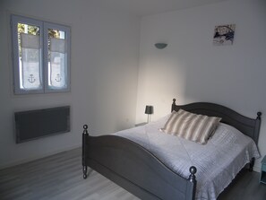 2 عدّة غرف نوم ومكواة/لوح كي وسرير سفر وواي فاي