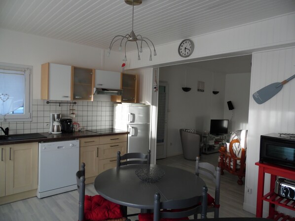 ثلاجة، ميكروويف، فرن، موقد طهي مسطح