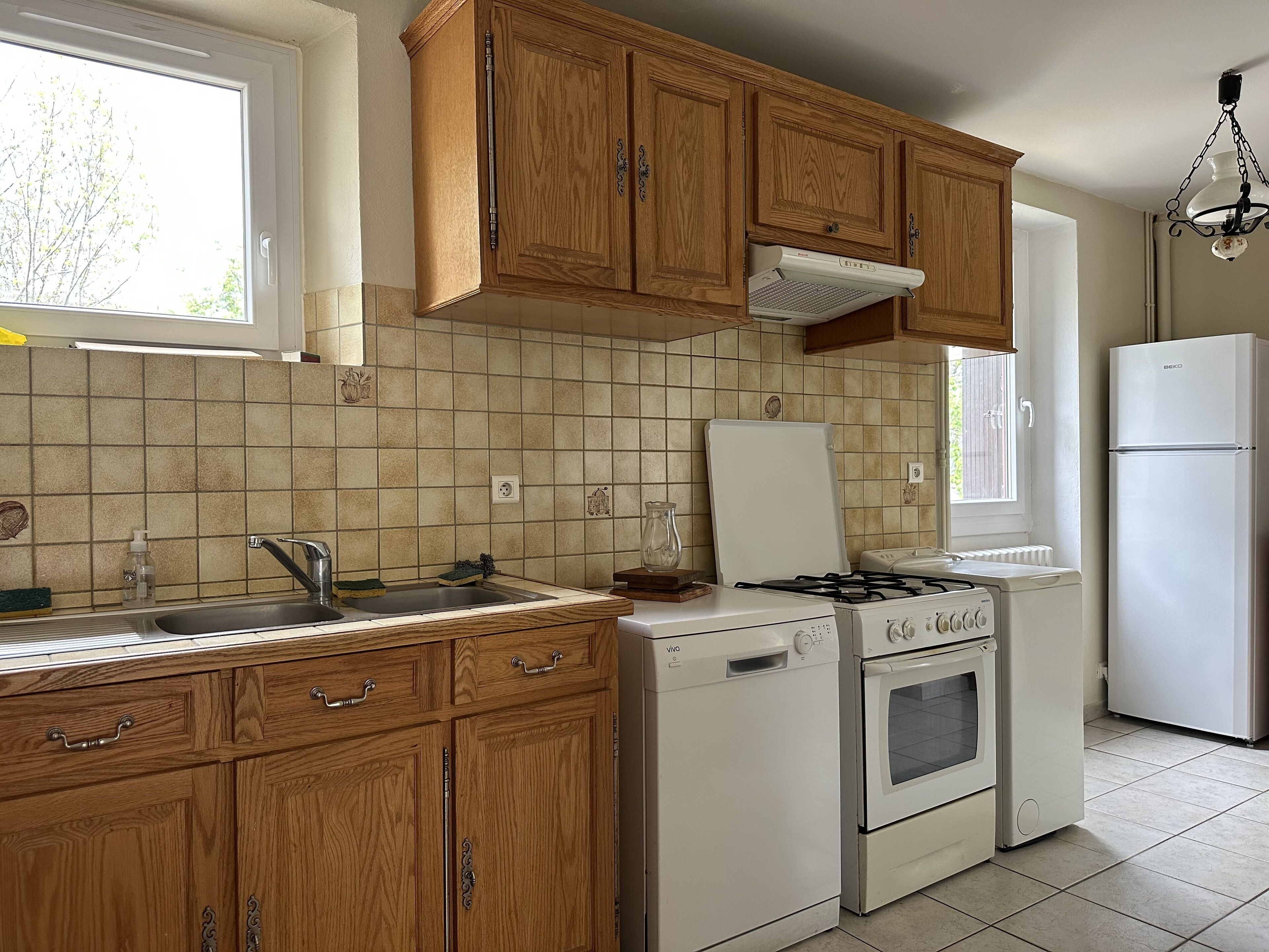 Jääkaappi, mikroaaltouuni, uuni, liesi