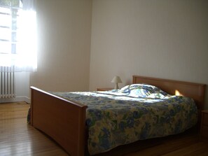 5 Schlafzimmer, Bügeleisen/Bügelbrett