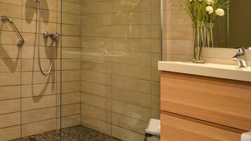Een douche, een haardroger, handdoeken, zeep