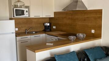 Réfrigérateur, micro-ondes, four, plaque de cuisson