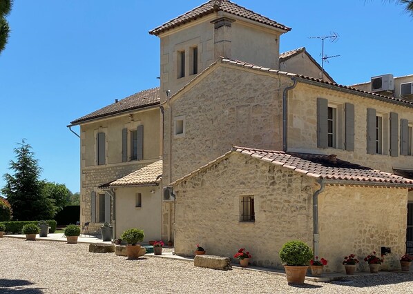 Exterior - Comfortable gîte in a 19th century Provencal farmhouse ideally located (Fontvieille)