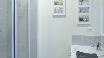 Douche, sĂšche-cheveux, serviettes fournies, papier toilette