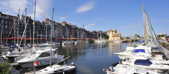 Remodeled waterfront romantic apartment downtown Honfleur. Panoramic sights