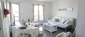 Remodeled waterfront romantic apartment downtown Honfleur. Panoramic sights