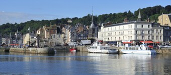 Remodeled waterfront romantic apartment downtown Honfleur. Panoramic sights