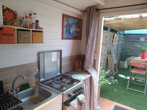 Refrigerador, microondas, horno, placa de cocina