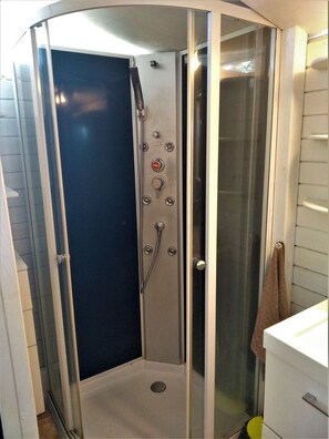 Douche, sèche-cheveux, serviettes fournies, papier toilette