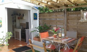Espace pergola prolongé par la cuisine