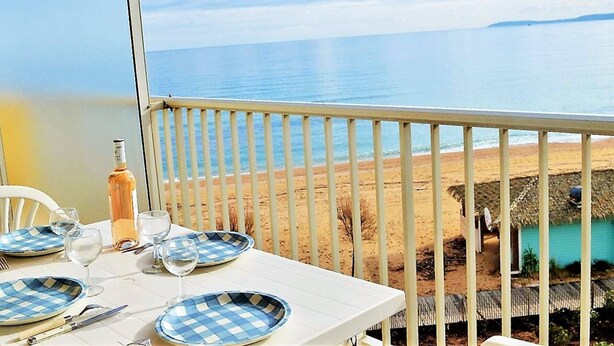 Mesa para dos con vista al mar.